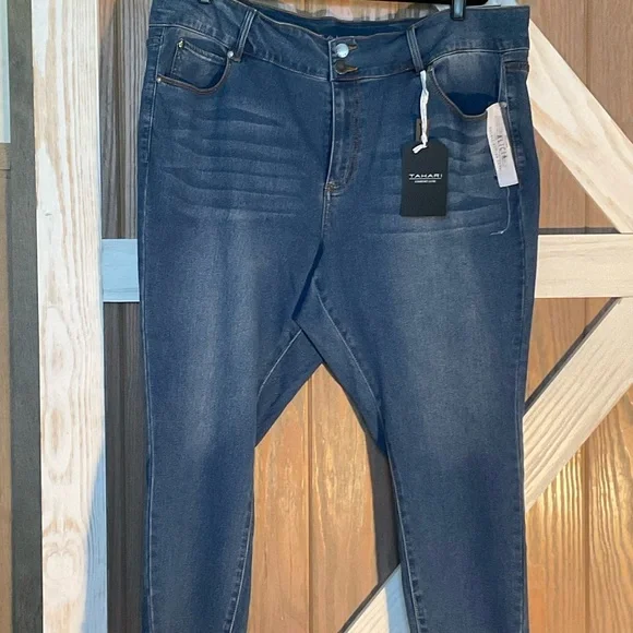 Tahari Women’s CapriJeans. Size 24 Measurements in Comments - Picture 3 of 13